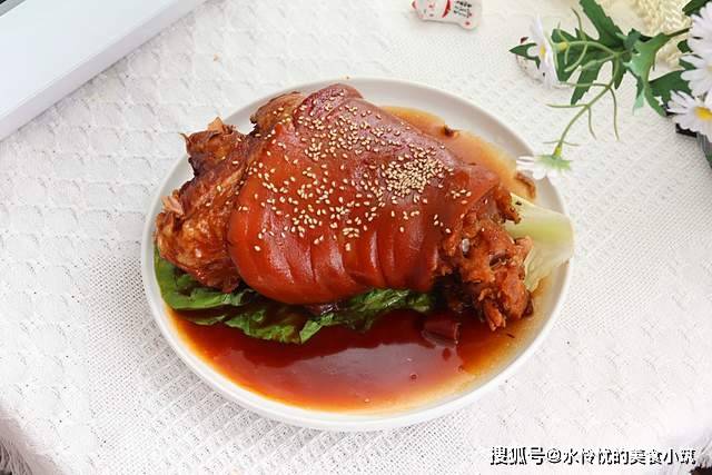 东坡肘子的做法，肥肉入口即化，瘦肉酥而不柴