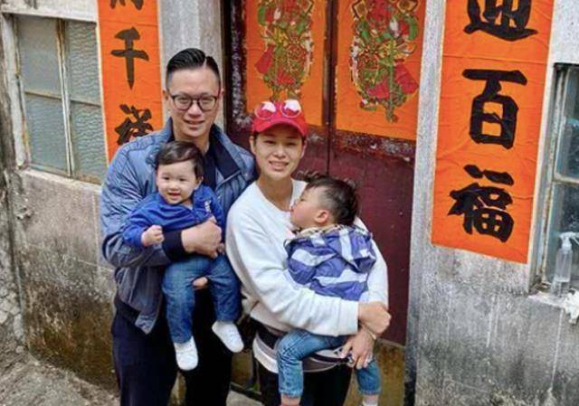 李成德带妻子回广东农村过年，一家五口合影展现幸福