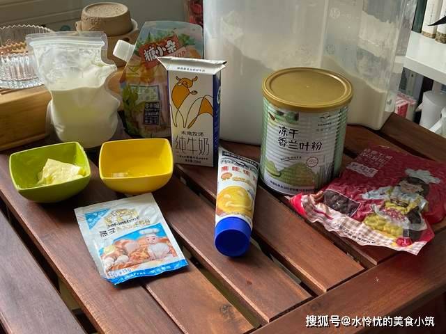 香兰红豆饼，扁扁平平的外貌，乍一看以为是个大饼，其实它不是饼