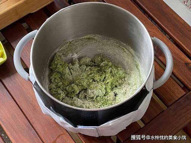 香兰红豆饼，扁扁平平的外貌，乍一看以为是个大饼，其实它不是饼