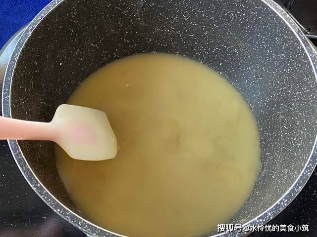 日本豆腐又称鸡蛋豆腐，虽质感似豆腐，却不含任何豆类成份