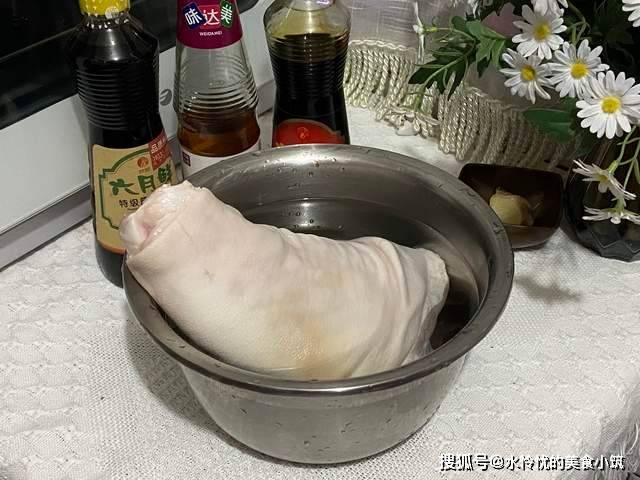 东坡肘子的做法，肥肉入口即化，瘦肉酥而不柴