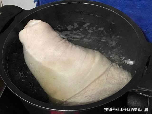 东坡肘子的做法，肥肉入口即化，瘦肉酥而不柴