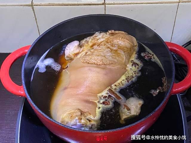 东坡肘子的做法，肥肉入口即化，瘦肉酥而不柴