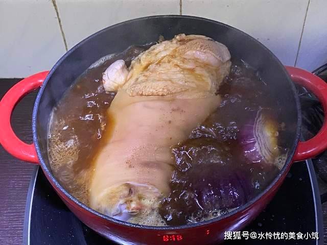 东坡肘子的做法，肥肉入口即化，瘦肉酥而不柴