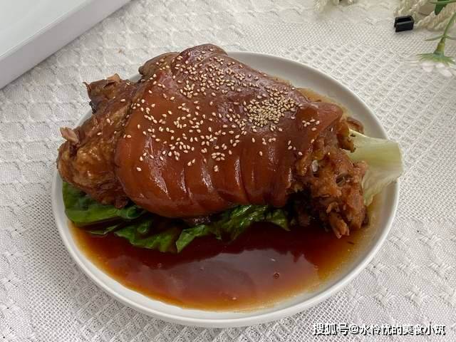 东坡肘子的做法，肥肉入口即化，瘦肉酥而不柴