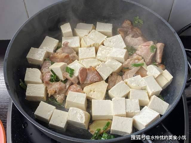 肥肠豆腐煲，简单易做，好吃下饭还不会油腻！