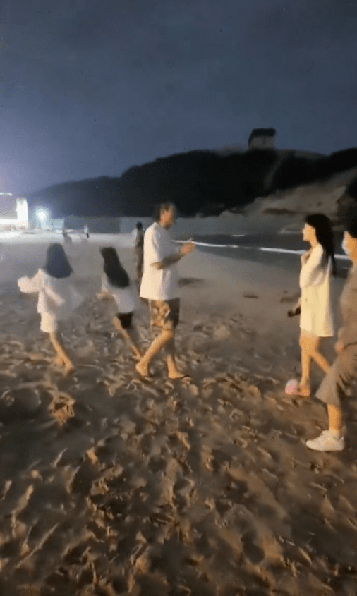 李小璐带女儿到沙滩欣赏美景，网友：双腿白得发光