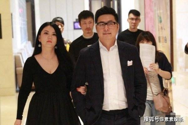 王岳伦离婚后生活不错，身旁还有美女相伴