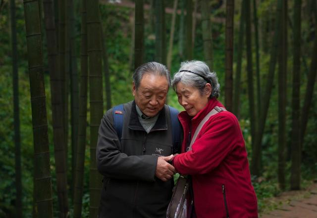 老两口辛苦多年，儿女却一次都没回家