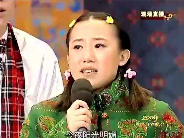 她是赵本山徒弟，结婚8年后离婚，如今与儿子相依为命