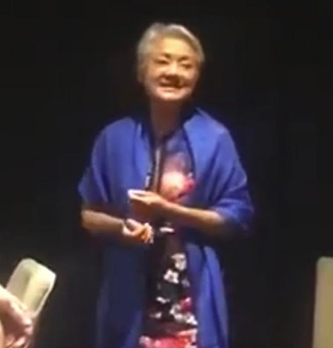 74岁叶丽仪唱《上海滩》演唱者满头银丝