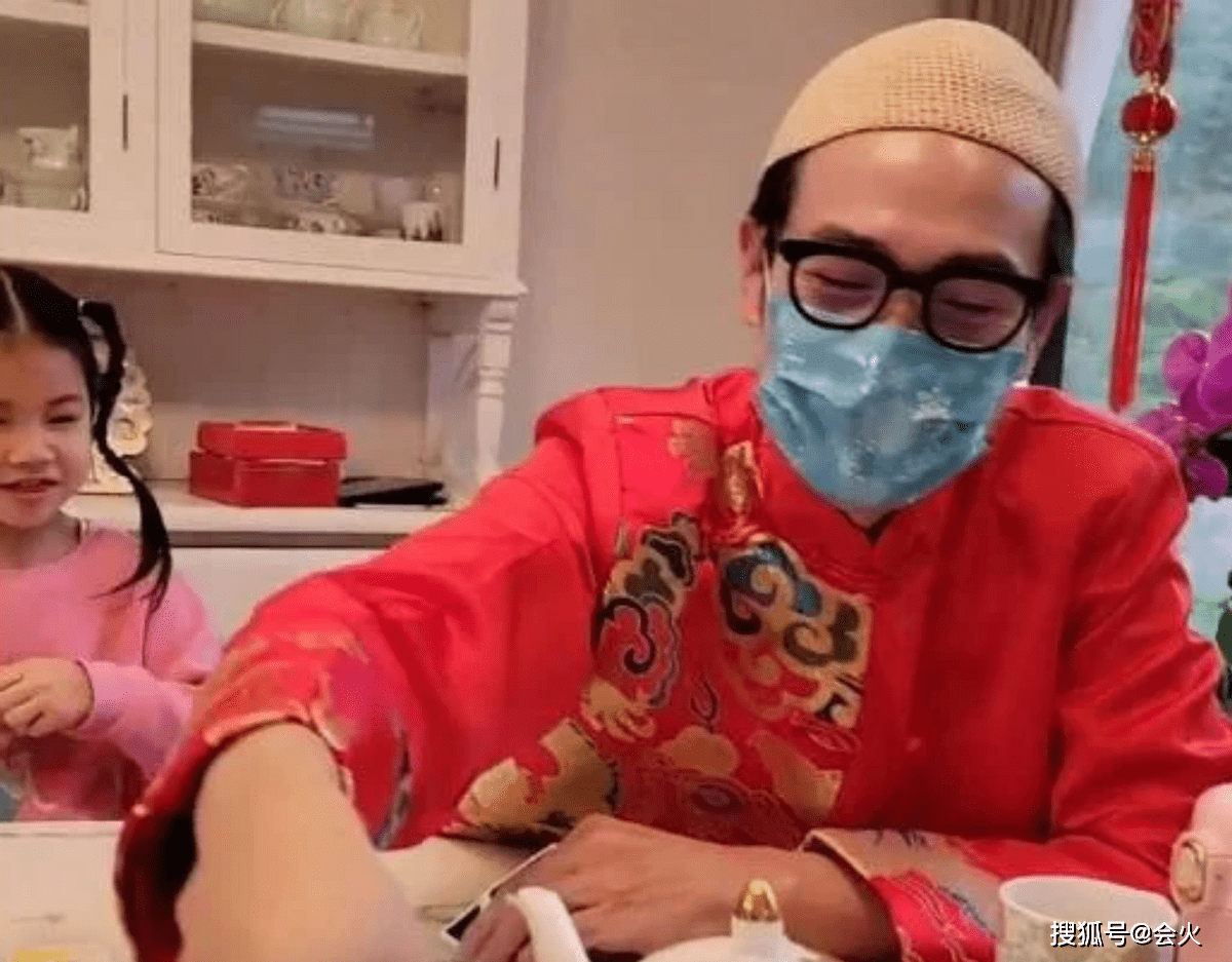 陈豪为保护家人身体健康，24小时戴着口罩，被称为“防疫达人”