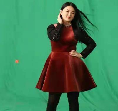 李湘穿彩色连衣裙拍个人照片，一只手插腰有点自信