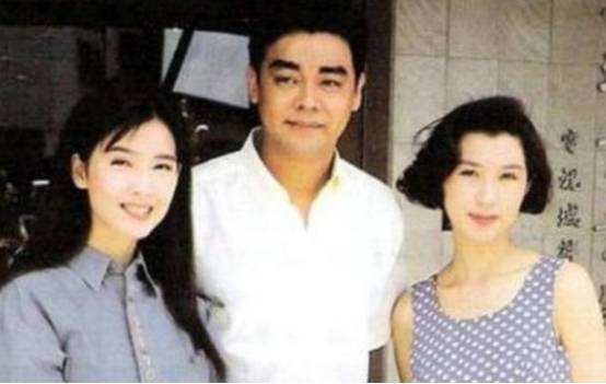 著名老戏骨刘青云带妻子逛菜市，结婚20余年仍恩爱十足