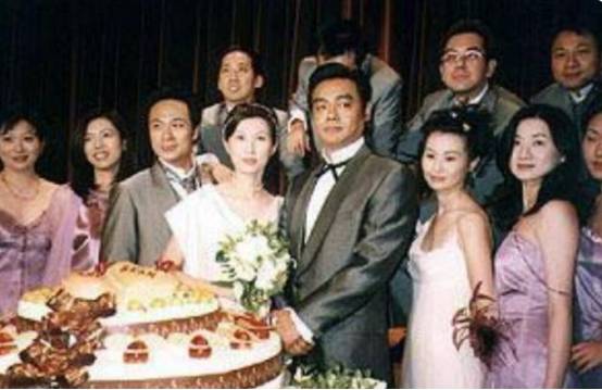著名老戏骨刘青云带妻子逛菜市，结婚20余年仍恩爱十足