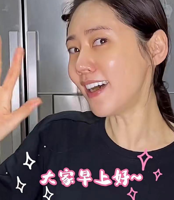 43岁秋瓷炫晒记录婚姻生活秀恩爱视频，引网友热议