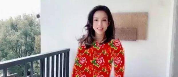 李若彤晒跟风年轻人拍vlog，网友：优雅自然的老去女神好样的