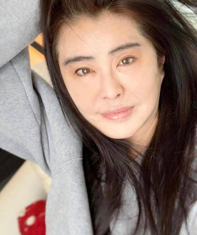55岁王祖贤近照曝光，网友：看起来像个阿姨