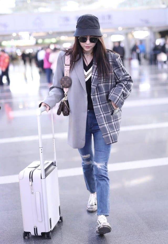 贾青现身机场，不对称西装搭配破洞牛仔裤，33岁潇洒时尚如少女