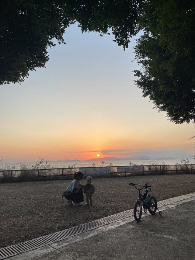 林峯带妻女外出游玩，张馨月抱娃大秀妈妈力，母爱爆棚