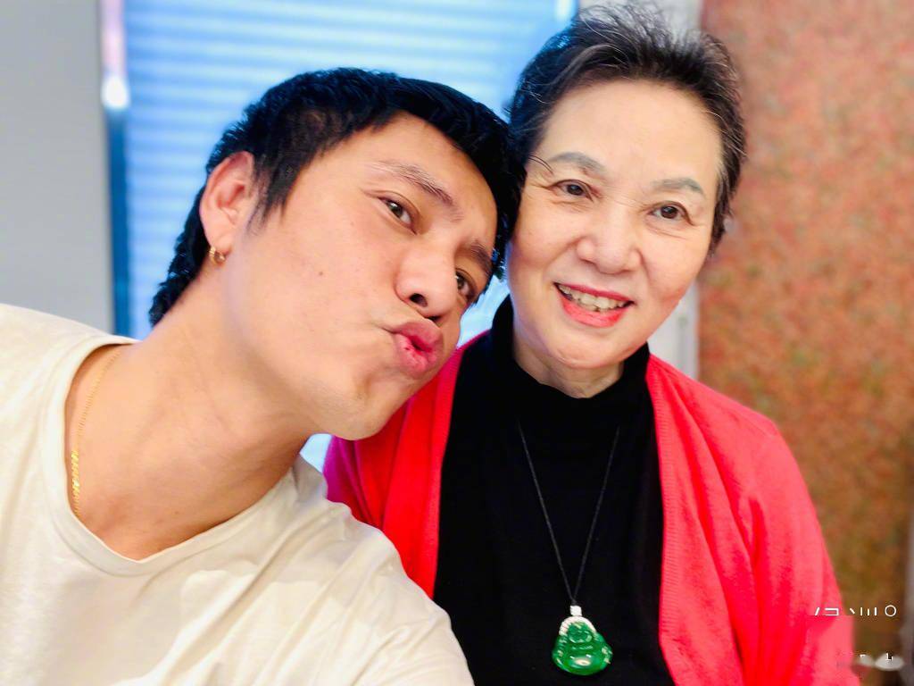 陈坤46岁生日晒照，感谢母亲给予自己生命