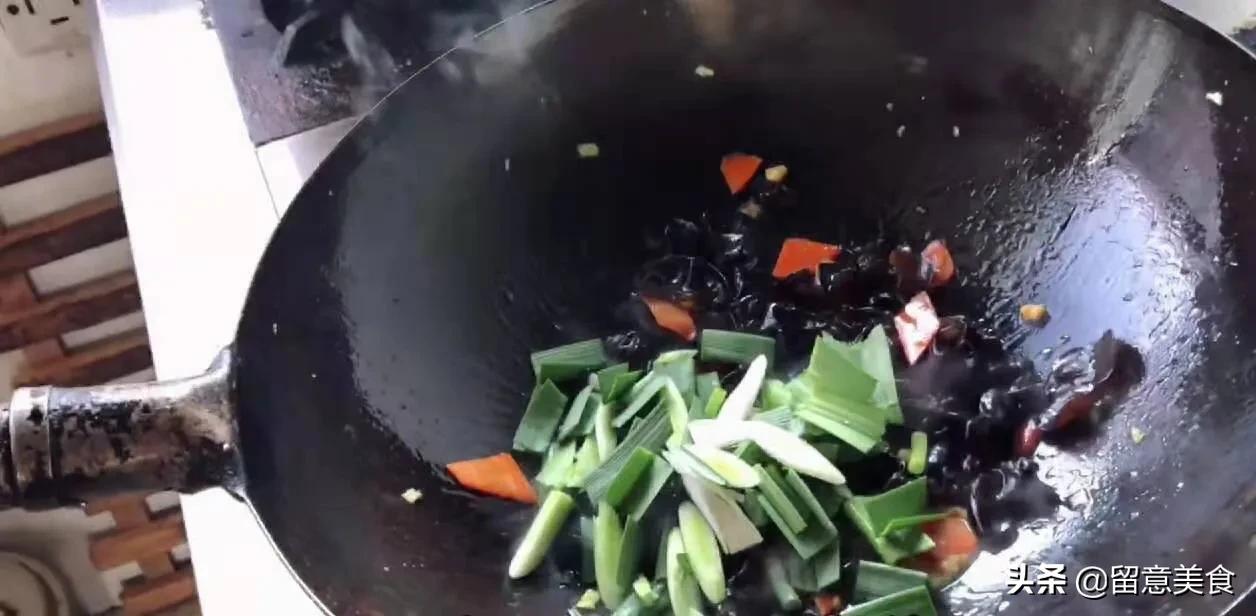 木耳炒鸡蛋的家常做法，步骤详细，鲜香味美好吃下饭！