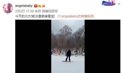 黄晓明和baby用同款特效拍摄视频，手举哑铃正在健身