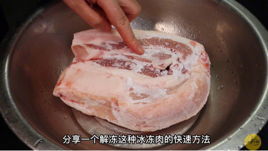 解冻肉最忌直接用水泡，肉摊老板教我一招