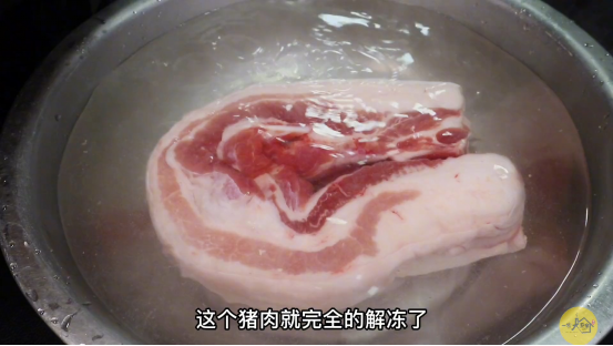 解冻肉最忌直接用水泡，肉摊老板教我一招