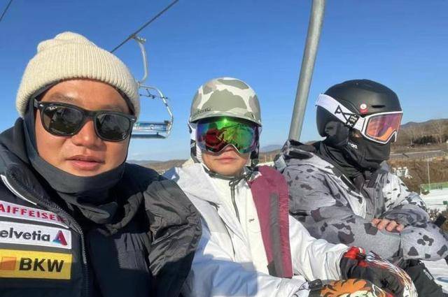王宝强带两个孩子来滑雪，刘昊然一身厚重的滑雪服，胡子拉碴