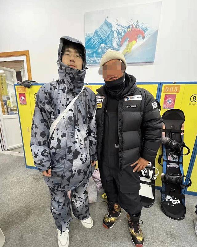 王宝强带两个孩子来滑雪，刘昊然一身厚重的滑雪服，胡子拉碴