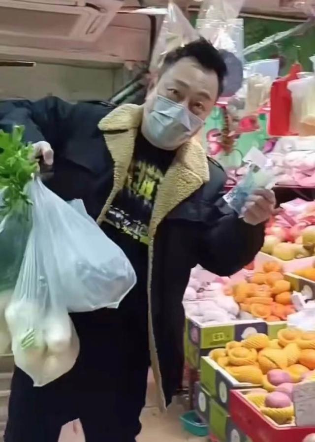 黎耀祥返港过年晒菜市场，摊贩“免疫”，网友：真的贵