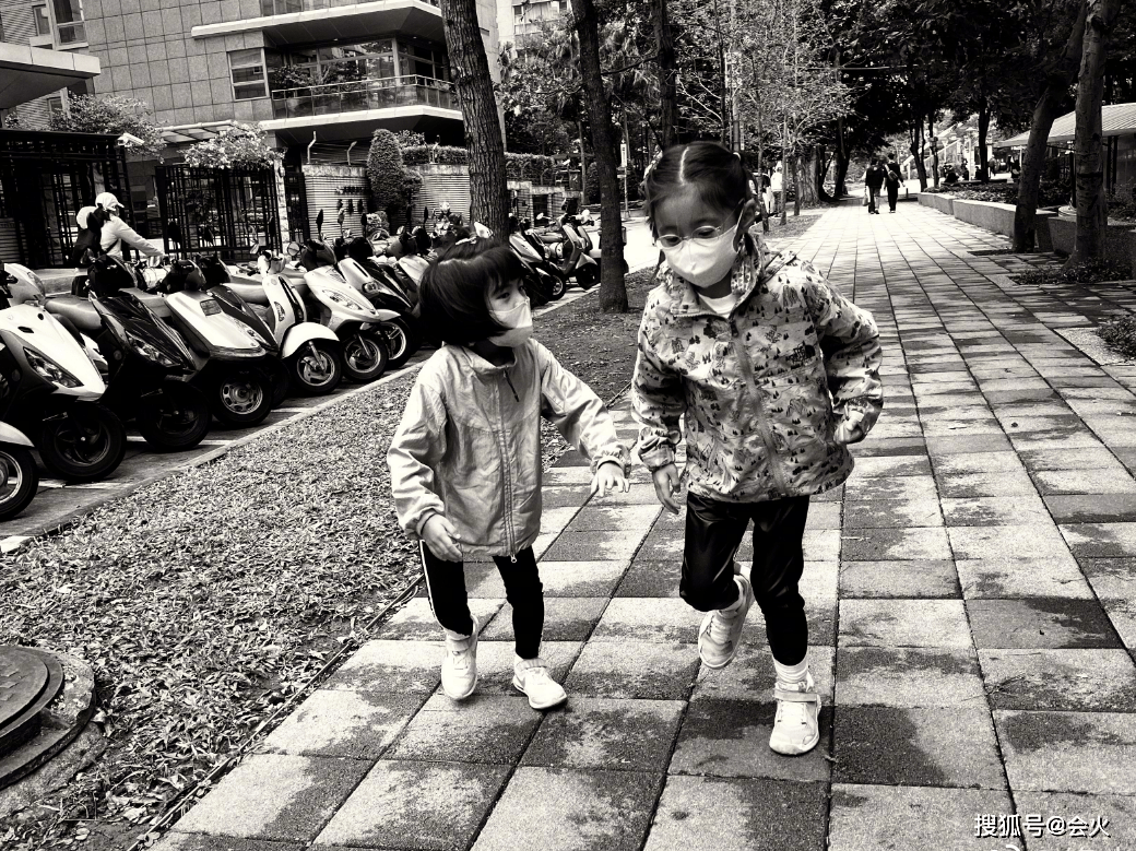 贾静雯带两个女儿旅游，咘咘和波妞举着冰淇淋勺看起来很开心