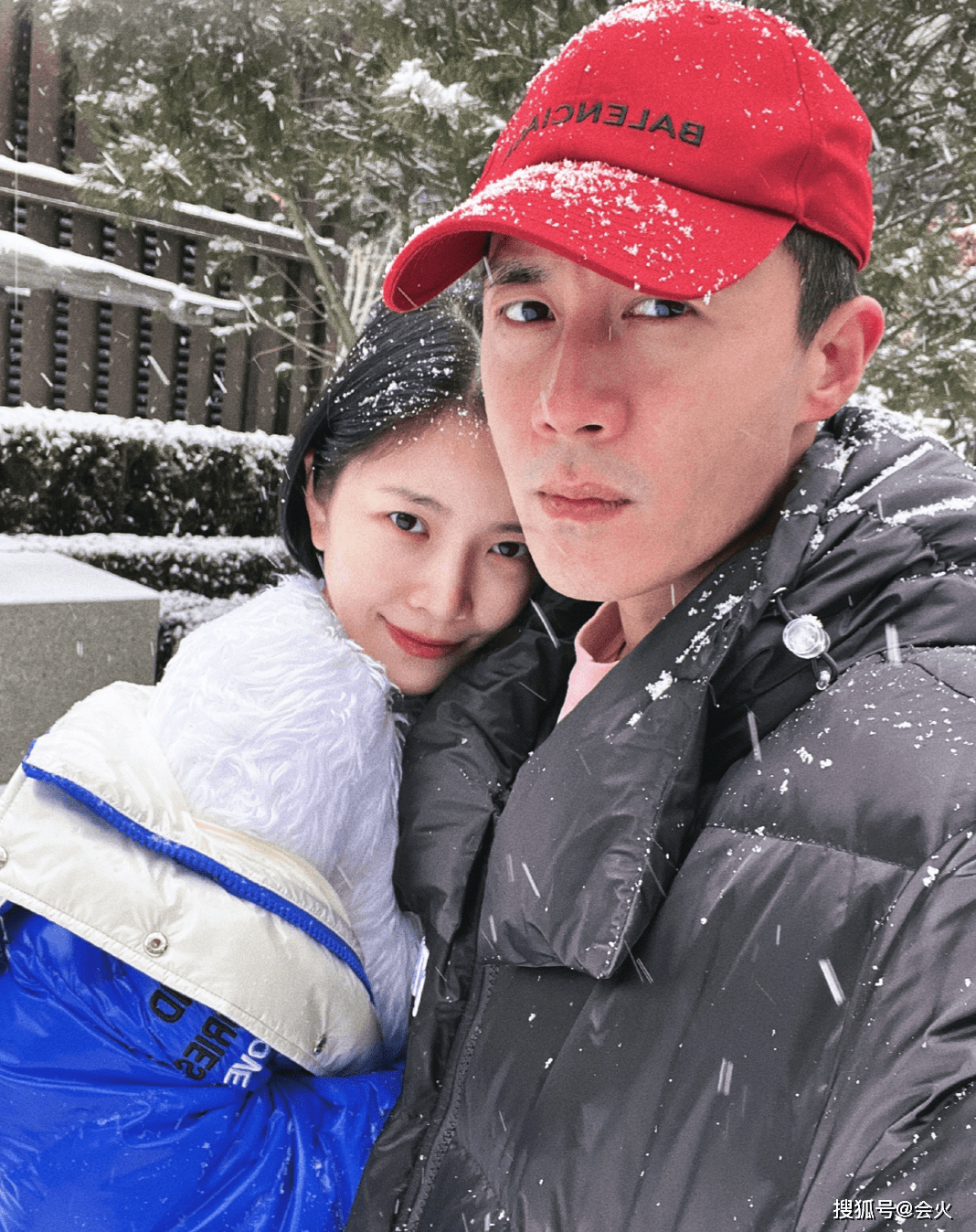 杜淳妻子王灿雪地里玩雪自拍，素颜出镜露出娇羞笑容
