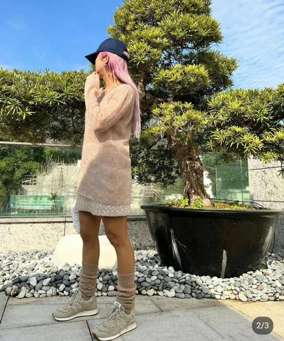 陈奕迅老婆徐濠萦晒近照，她身穿粉色镂空连衣裙，网友：有个性