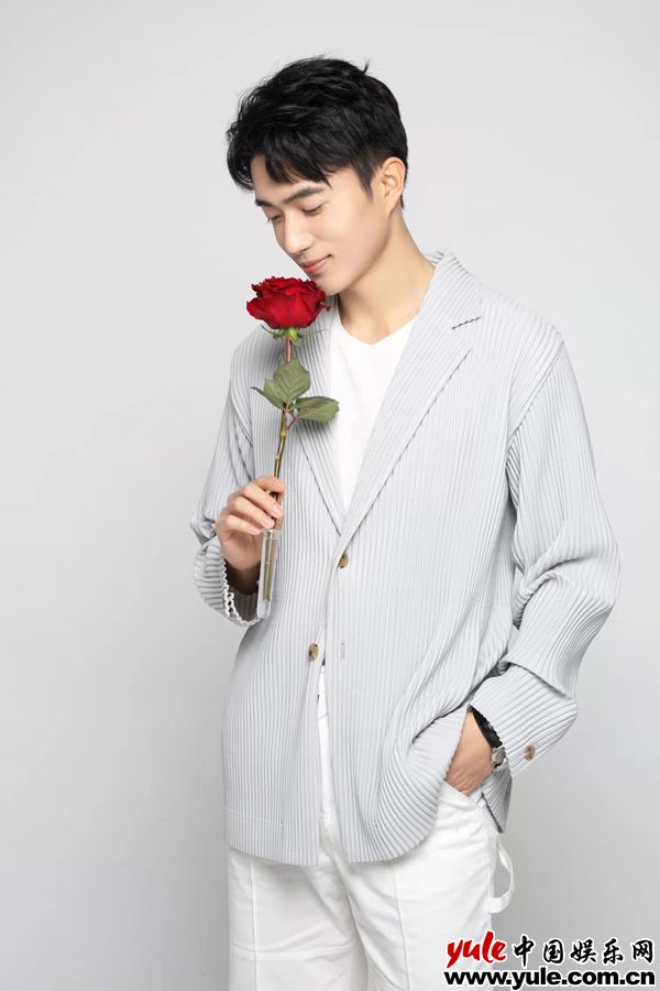 张瑞成情人节限定写真温暖上线，他手持玫瑰化身暖系男友