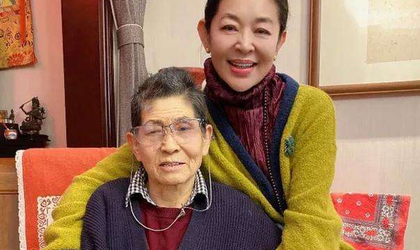 60岁倪萍与90岁母亲合照曝光，两母女如同复制粘贴一般