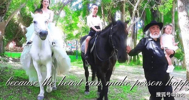 张纪中晒与妻儿骑马照片，网友：祝你们幸福