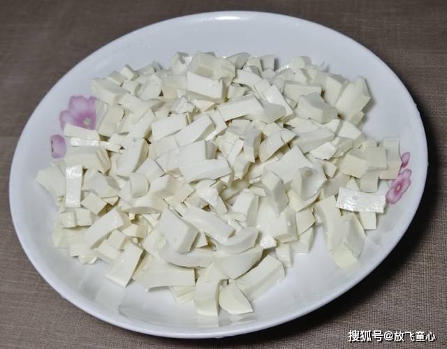 香椿拌豆腐的家常做法，鲜嫩清香，儿时的味道