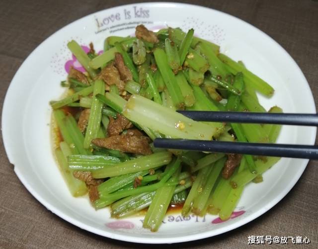 家常芹菜炒肉丝怎么炒脆嫩又好吃？掌握这三个小窍门，脆嫩又好吃