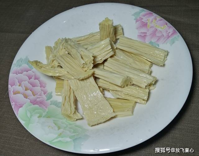 杏鲍菇炒腐竹的家常做法，滑嫩鲜香美味的杏鲍菇炒腐竹