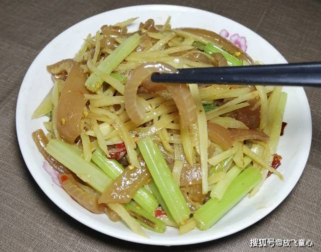 猪皮炒土豆丝的家常做法，酥香软糯，营养好吃更下饭