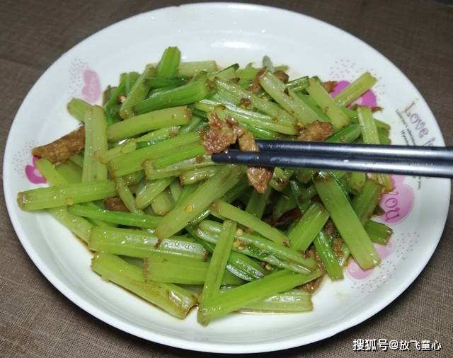 家常芹菜炒肉丝怎么炒脆嫩又好吃？掌握这三个小窍门，脆嫩又好吃