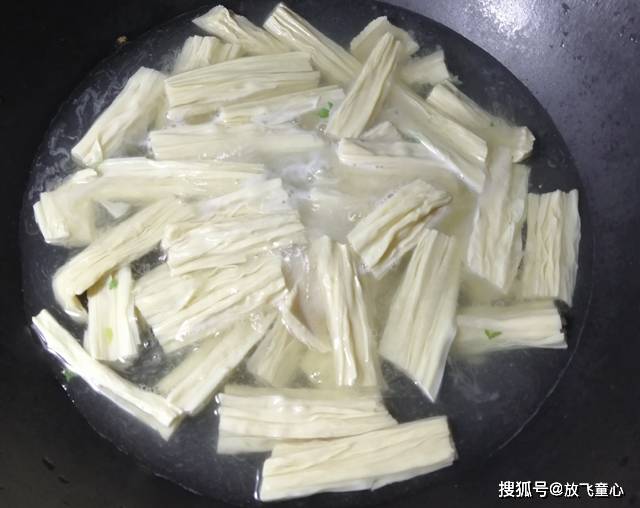 炒腐竹时，掌握了这几个小窍门，软嫩又鲜香