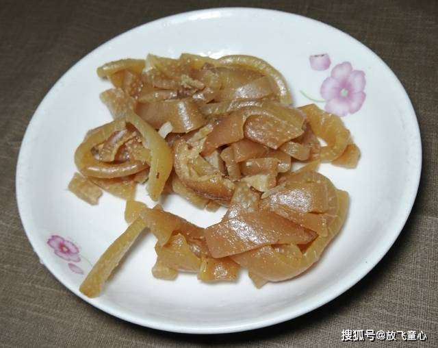 猪皮炒土豆丝的家常做法，酥香软糯，营养好吃更下饭