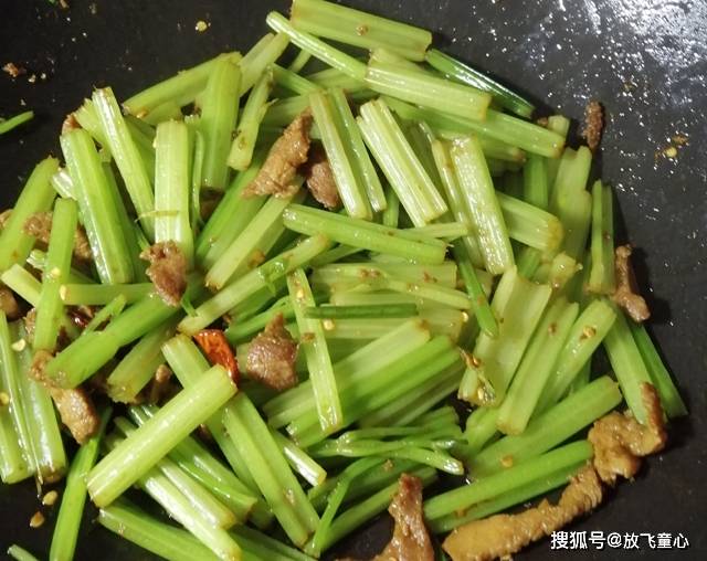 家常芹菜炒肉丝怎么炒脆嫩又好吃？掌握这三个小窍门，脆嫩又好吃