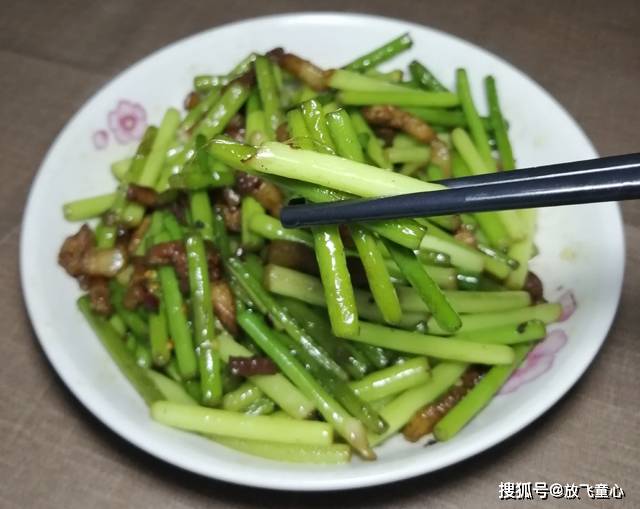 炒蒜苔之前要不要焯水？先爆炒肉丝还是先炒蒜苔？掌握这三个窍门