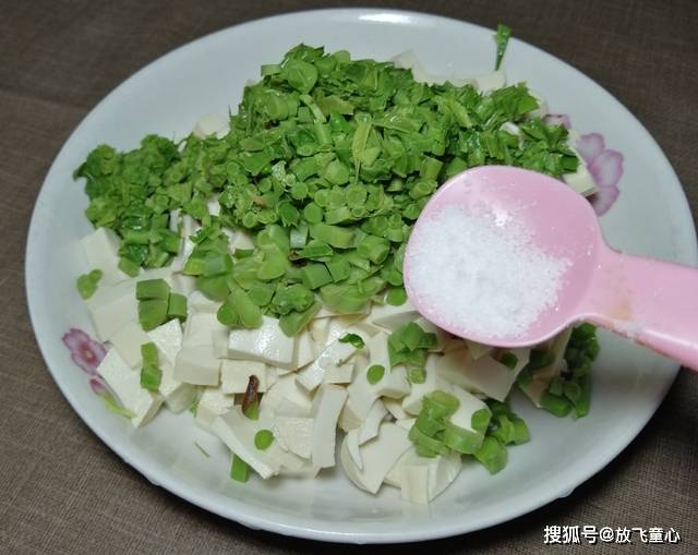 香椿拌豆腐的家常做法，鲜嫩清香，儿时的味道