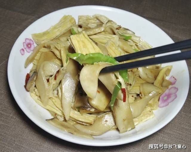 杏鲍菇炒腐竹的家常做法，滑嫩鲜香美味的杏鲍菇炒腐竹